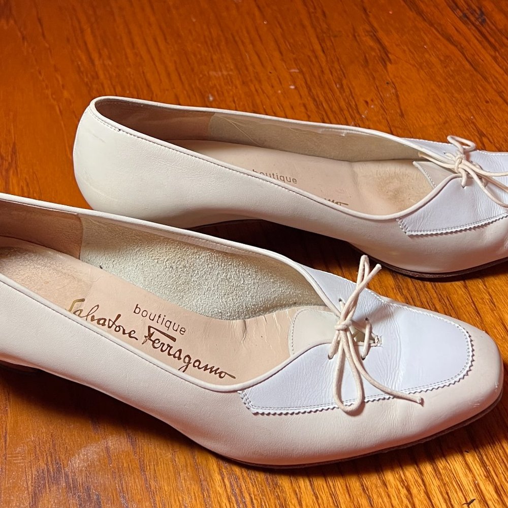 Salvatore Ferragamo Spectator Pump size 9 creme and white - Picture 6 of 10